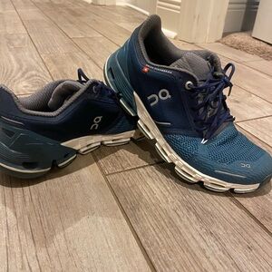 Women’s Size 8 On Clouds